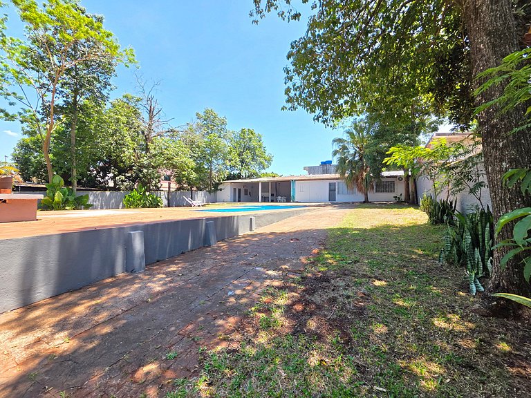 Casa quintal amplo piscina 5 minutos do Paraguai