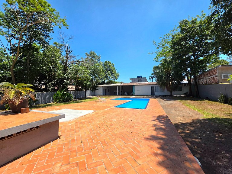 Casa quintal amplo piscina 5 minutos do Paraguai