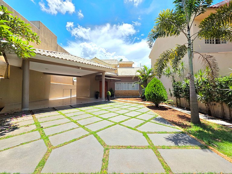 Casa em bairro nobre 2 suites + 1 quarto