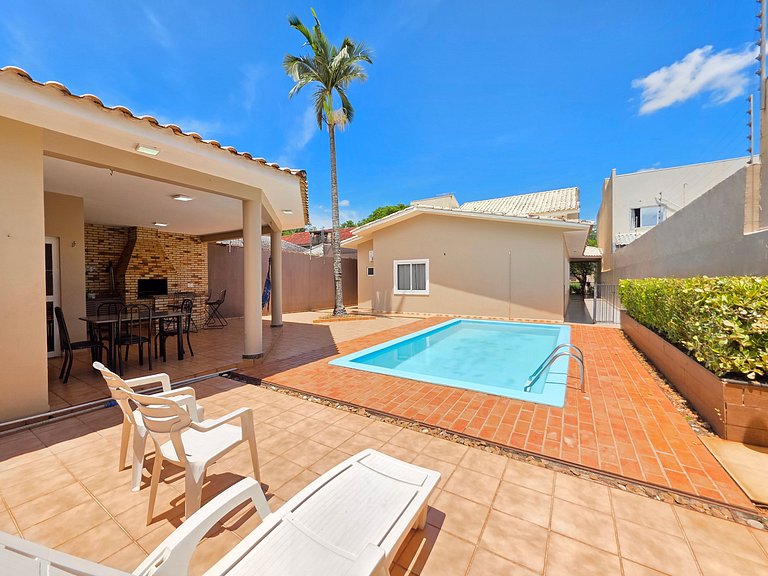 Casa em bairro nobre 2 suites + 1 quarto