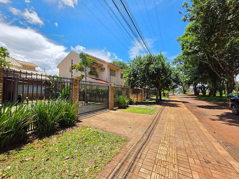 Casa em bairro nobre 2 suites + 1 quarto