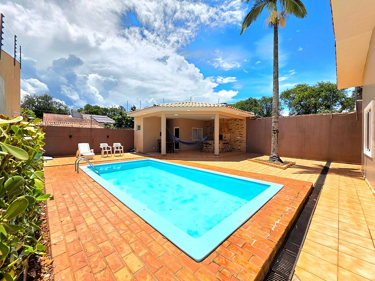 Casa em bairro nobre 2 suites + 1 quarto