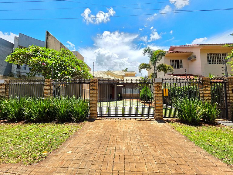 Casa em bairro nobre 2 suites + 1 quarto