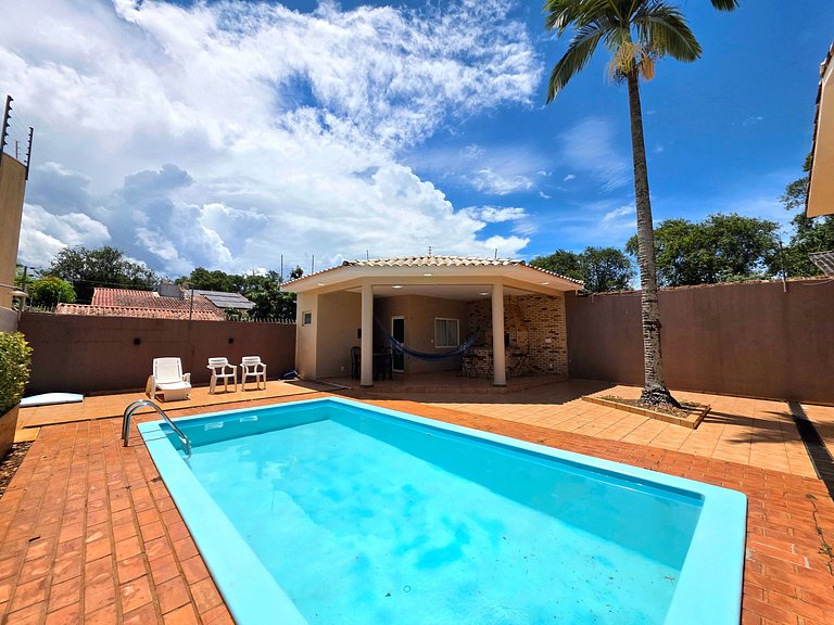 Casa em bairro nobre 2 suites + 1 quarto