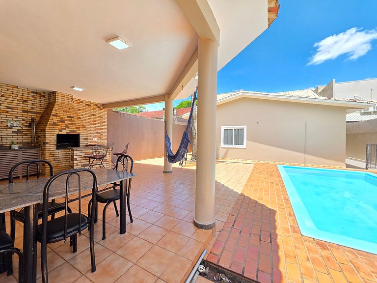 Casa em bairro nobre 2 suites + 1 quarto