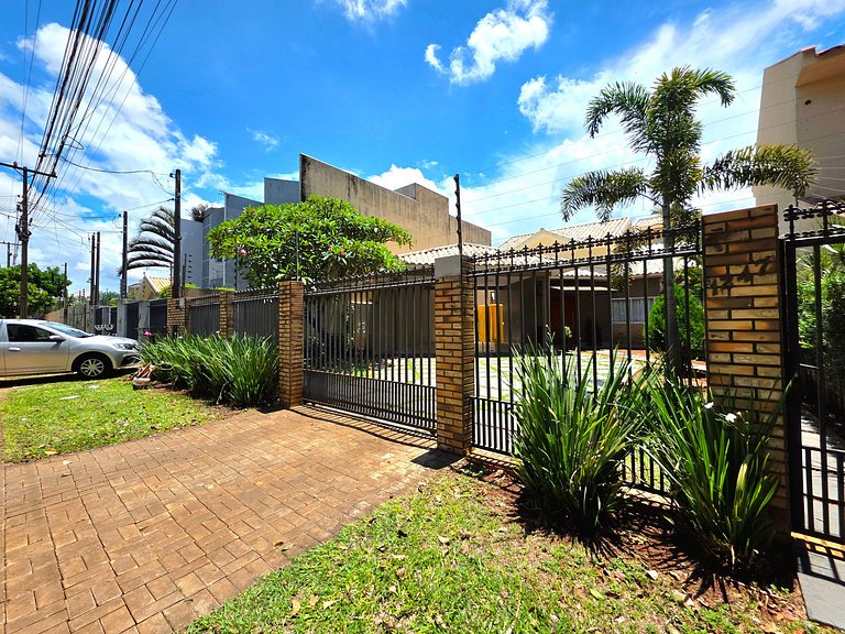 Casa em bairro nobre 2 suites + 1 quarto