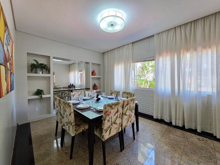 Casa em bairro nobre 2 suites + 1 quarto