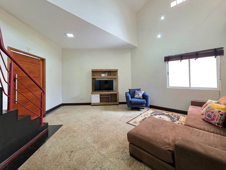 Casa em bairro nobre 2 suites + 1 quarto