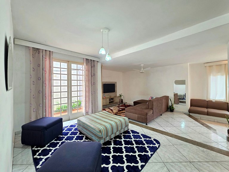 Casa Familiar em rua tranquila 10min Centro