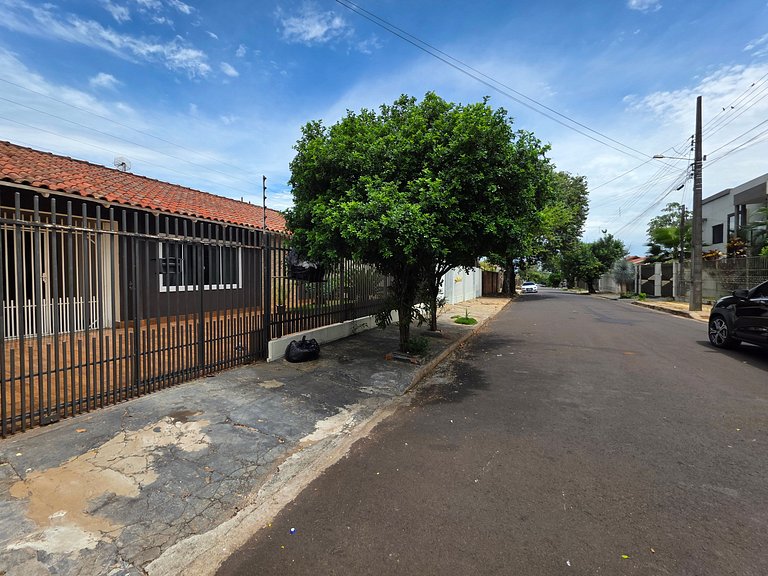 Casa Familiar em rua tranquila 10min Centro
