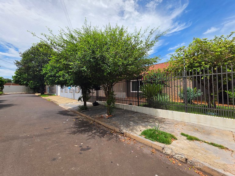 Casa Familiar em rua tranquila 10min Centro