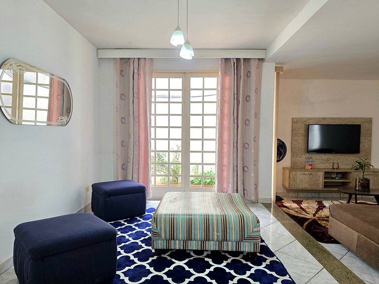 Casa Familiar em rua tranquila 10min Centro