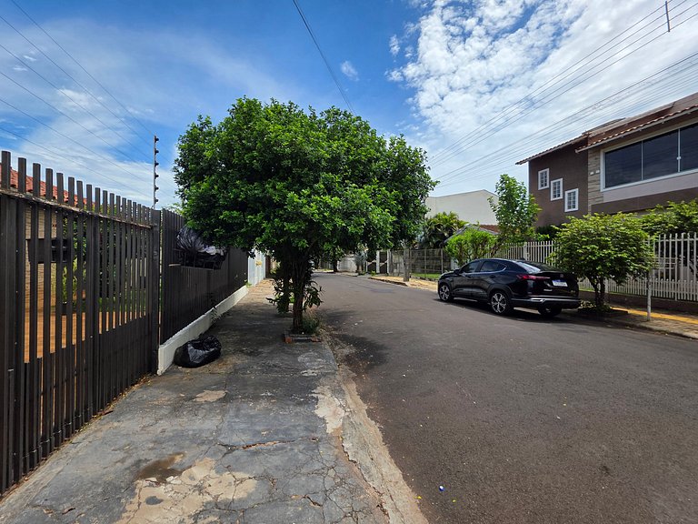 Casa Familiar em rua tranquila 10min Centro