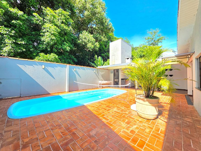 Casa Familiar - Área de Lazer - bairro tranquilo