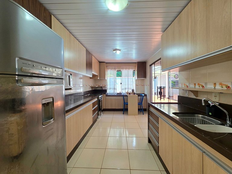 Casa Familiar - Área de Lazer - bairro tranquilo