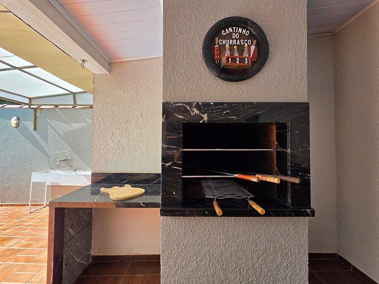 Casa Familiar - Área de Lazer - bairro tranquilo