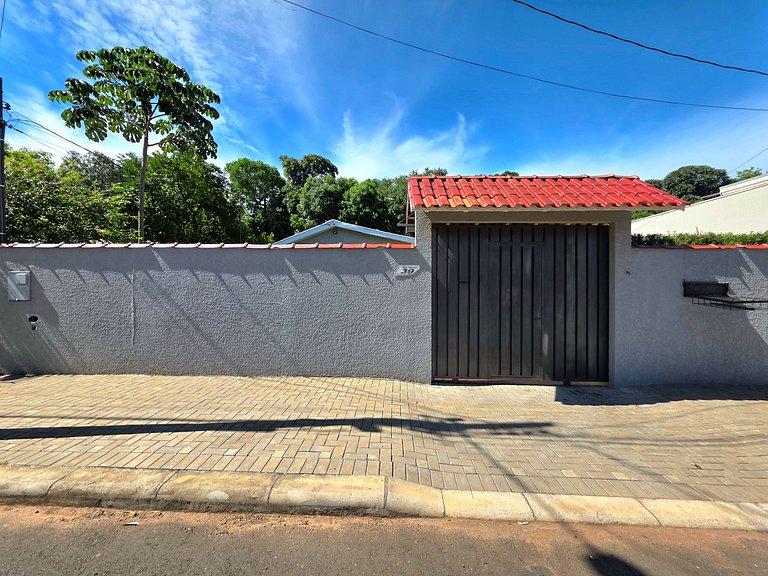Casa Familiar - Área de Lazer - bairro tranquilo