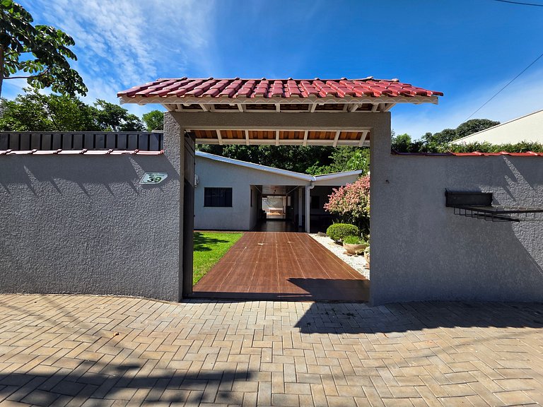 Casa Familiar - Área de Lazer - bairro tranquilo