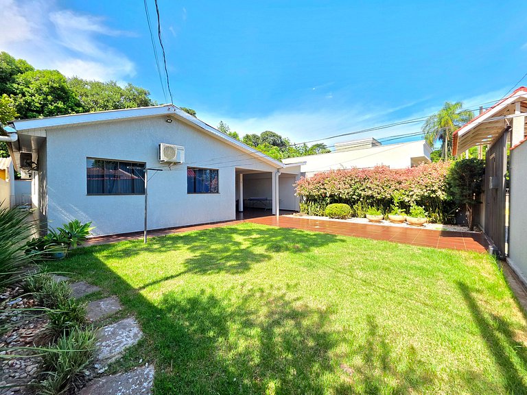 Casa Familiar - Área de Lazer - bairro tranquilo