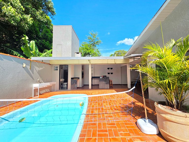 Casa Familiar - Área de Lazer - bairro tranquilo