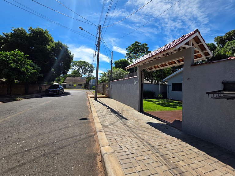 Casa Familiar - Área de Lazer - bairro tranquilo