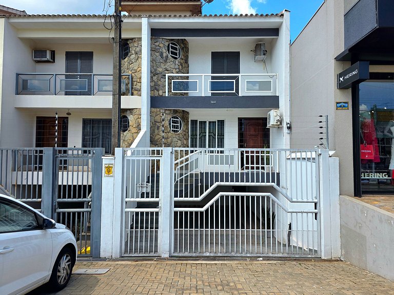 Sobrado na principal Av da Vila A, 10min Paraguai