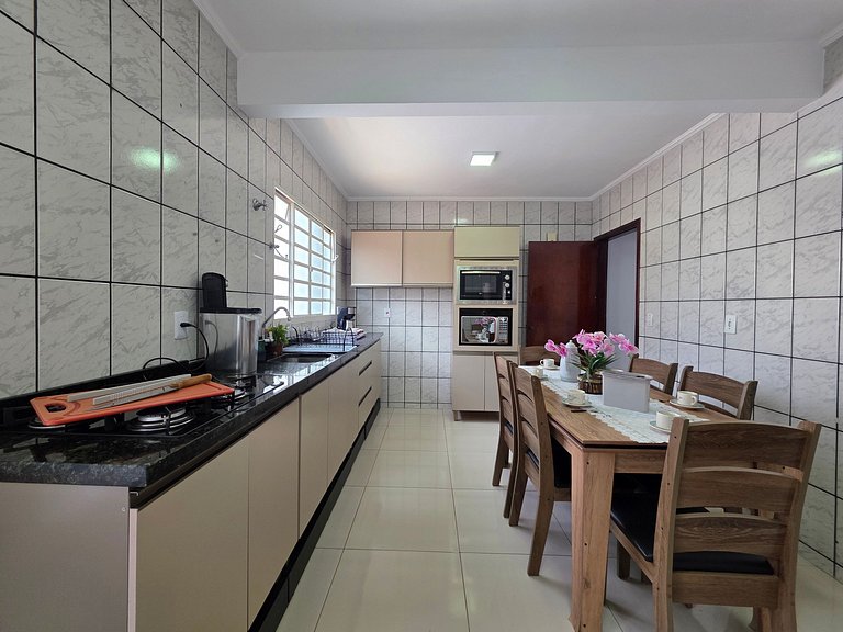 Sobrado na principal Av da Vila A, 10min Paraguai