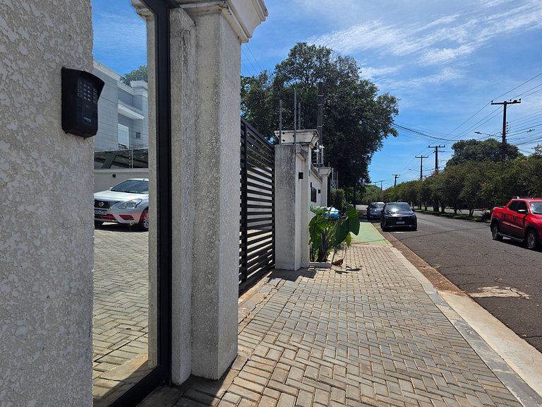 Apt 21 na Vila A prox ao Hosp Costa C. e Paraguai