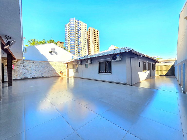 5 Quartos sendo 4 suítes prox Centro e Paraguai