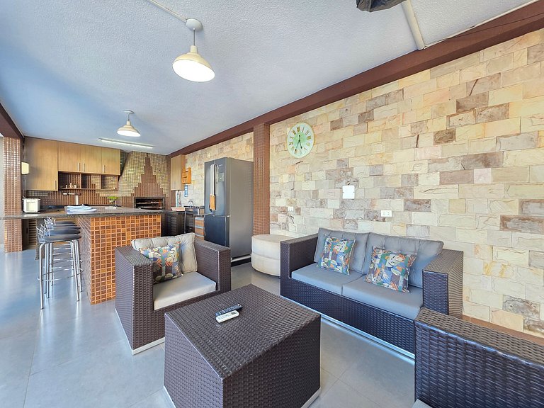 5 Quartos sendo 4 suítes prox Centro e Paraguai