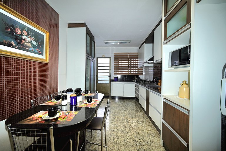 5 Quartos sendo 4 suítes prox Centro e Paraguai