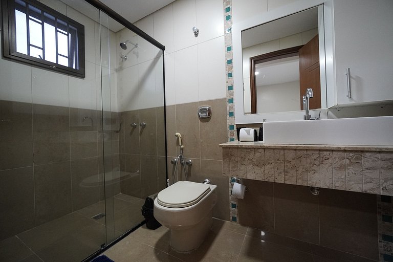 5 Quartos sendo 4 suítes prox Centro e Paraguai