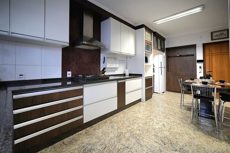 5 Quartos sendo 4 suítes prox Centro e Paraguai