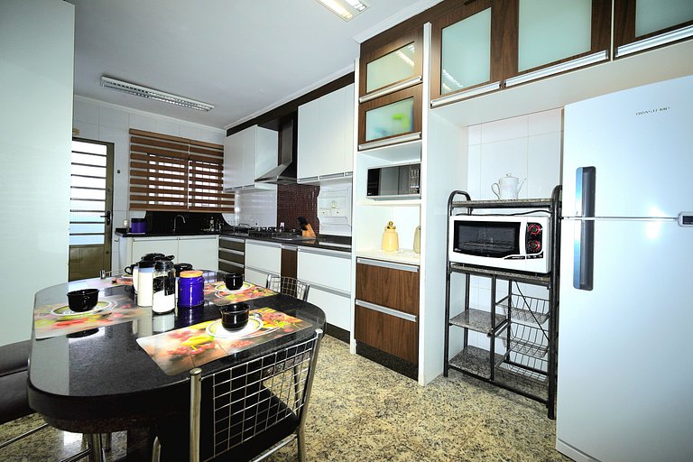 5 Quartos sendo 4 suítes prox Centro e Paraguai