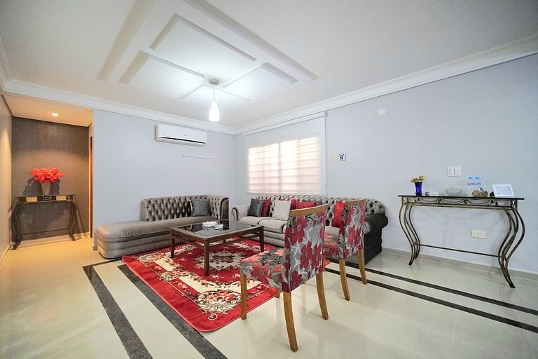 5 Quartos sendo 4 suítes prox Centro e Paraguai