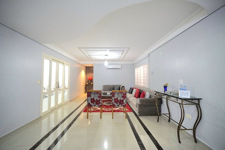 5 Quartos sendo 4 suítes prox Centro e Paraguai