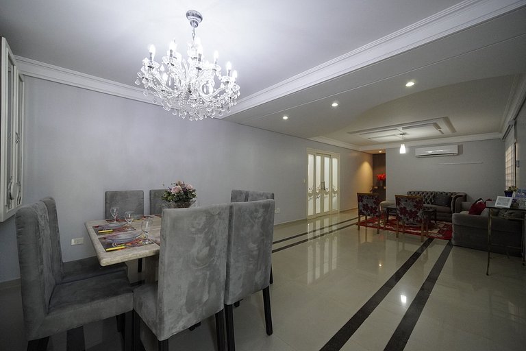 5 Quartos sendo 4 suítes prox Centro e Paraguai