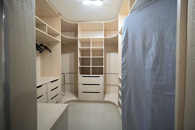 5 Quartos sendo 4 suítes prox Centro e Paraguai