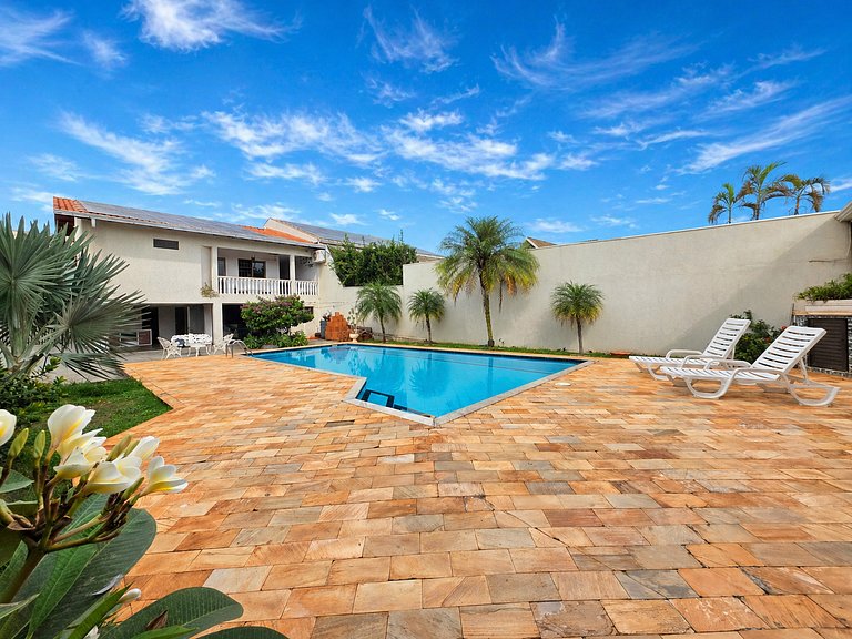 Casa 4 Quartos em Bairro Nobre 10 min Centro