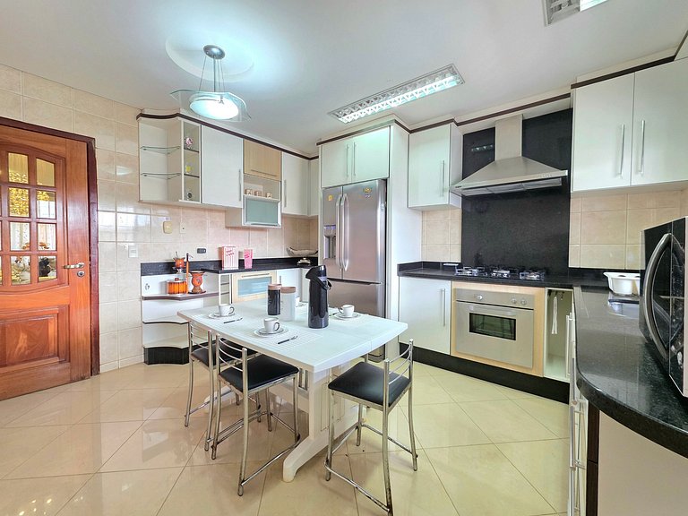 Casa 4 Quartos em Bairro Nobre 10 min Centro