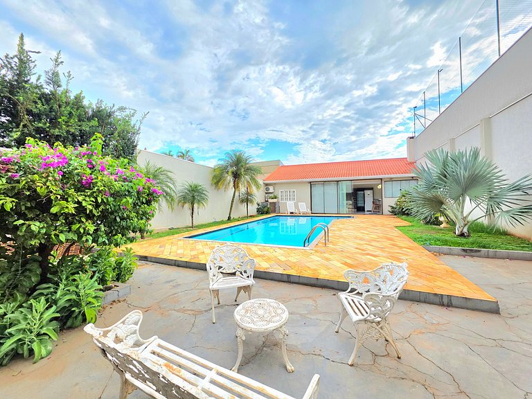 Casa 4 Quartos em Bairro Nobre 10 min Centro