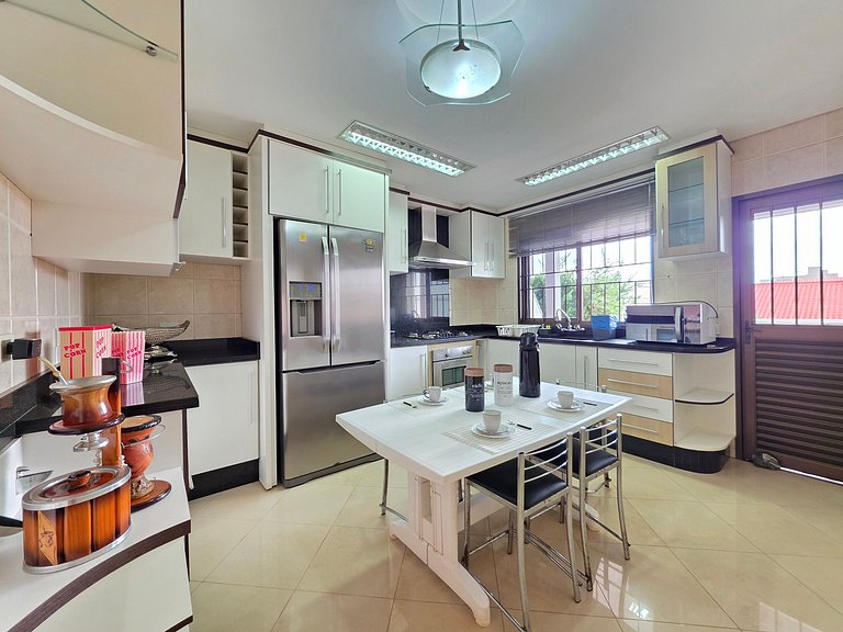 Casa 4 Quartos em Bairro Nobre 10 min Centro