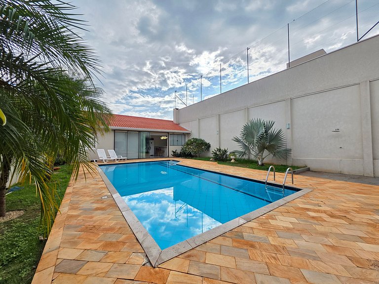 Casa 4 Quartos em Bairro Nobre 10 min Centro