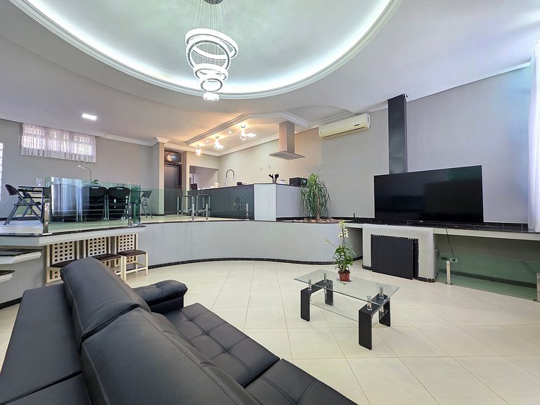 Casa em ótima localização até 8 pessoas área nobre