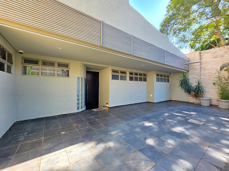 Casa em ótima localização até 8 pessoas área nobre