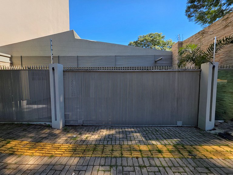 Casa em ótima localização até 8 pessoas área nobre