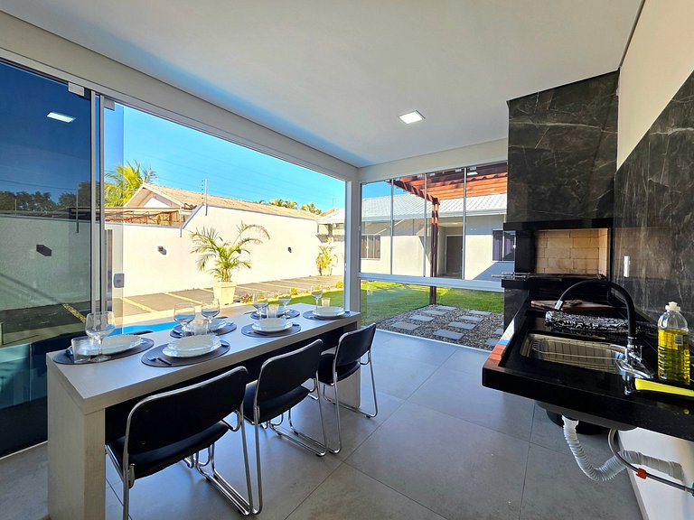 Casa nova com piscina 3 quartos 10 min Centro