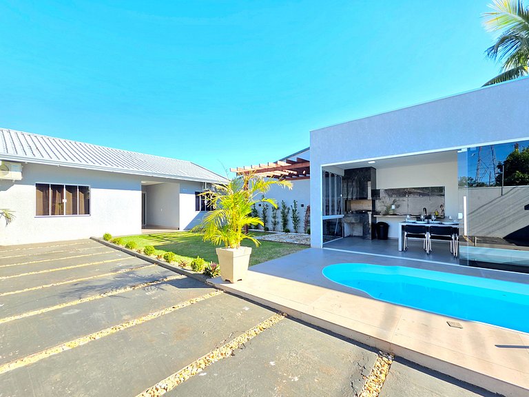 Casa nova com piscina 3 quartos 10 min Centro