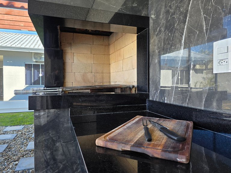 Casa nova com piscina 3 quartos 10 min Centro