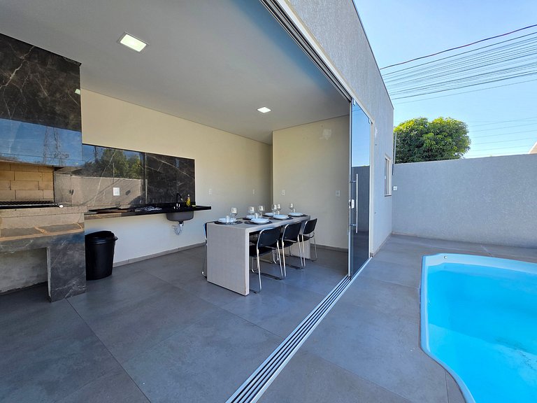 Casa nova com piscina 3 quartos 10 min Centro